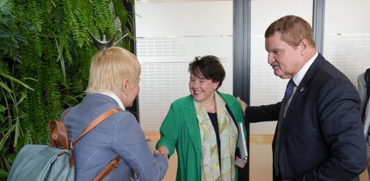 Den reunion cu burgemeester di Utrecht Sharon Dijksma: Prome Minister Mike Eman ta busca pa fortalece cooperacion cu Asociacion di Gemeente Hulandes