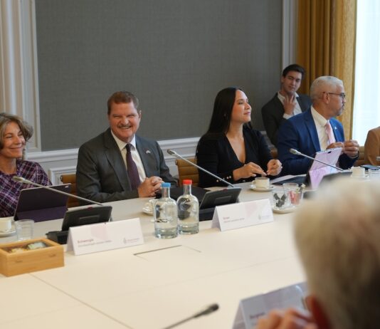 Gabinete AVP-Futuro a enfatisa nāe politiconan di Den Haag: Trece mehora den salario minimo na Aruba y fortalece e relacionnan di Reino a resona durante reunion na Eerste Kamer