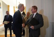  Hulanda ta mira balor di Reino den cooperacion cu ArubaPaul Rosenmöller ta mira cu Prome Minister Mike Eman ta trahando duro pa su pueblo! Eerste Kamer ta positivo y optimista riba trabou desplega pa Gabinete AVP-Futuro