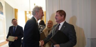 Hulanda ta mira balor di Reino den cooperacion cu ArubaPaul Rosenmöller ta mira cu Prome Minister Mike Eman ta trahando duro pa su pueblo! Eerste Kamer ta positivo y optimista riba trabou desplega pa Gabinete AVP-Futuro