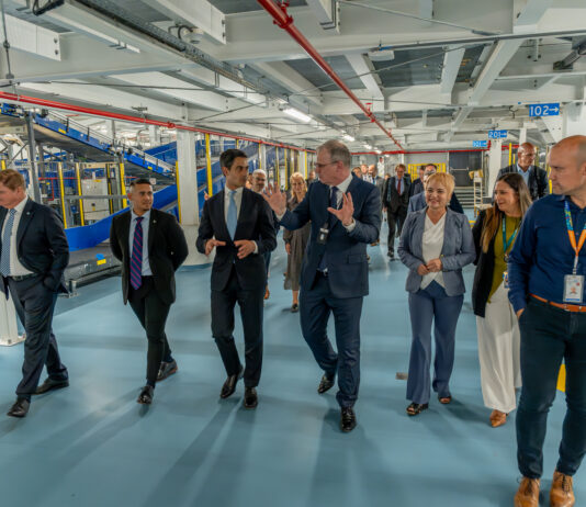 Minister Cicilia firma acuerdo strategico pa modernisa experiencia di biahe