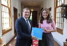 Prome Minister Mike Eman y Minister di Defensa a reuni na Den Haag: Aruba ta resalta importancia di Reino Hulandes den stabilidad y siguridad di nos region: Importancia di bon relacion den Reino Hulandes durante tension geopolitico a destaca