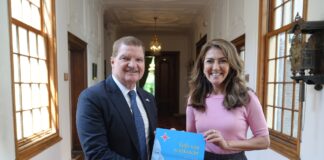 Prome Minister Mike Eman y Minister di Defensa a reuni na Den Haag: Aruba ta resalta importancia di Reino Hulandes den stabilidad y siguridad di nos region: Importancia di bon relacion den Reino Hulandes durante tension geopolitico a destaca