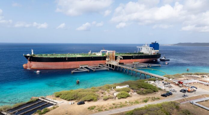 Despues di 10 aña: Un tankero gigante a mara na Curacao pa hiba 2 miyon bari di petroleo!