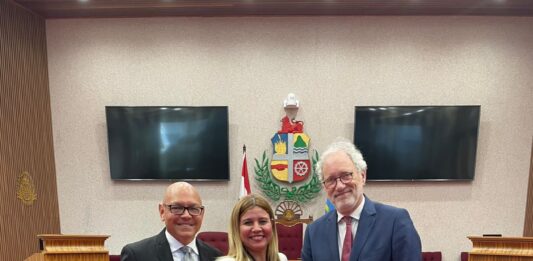 Jennifer Arends-Reyes a ricibi bishita oficial di Vicepresidente y delegacion di Raad van State