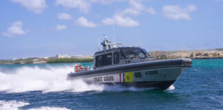 Accion rapido riba lama: Metal Shark y piscadonan a salba cinco persona abordo di un boto