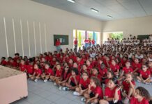 Artistanan hoben ta bria durante e Tour di Little Stars