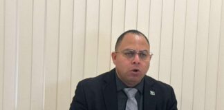 Eduard Pieters (PPA): āOra e lidernan no proteha pais, pueblo ta haci esey nan mesā
