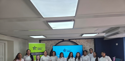 Minister Gerlien Croes: Oficina di Ban Studia y EducationUSA ta sigui guia hobennan riba nan caminda pa educacion superior
