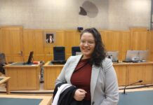 Sandy Croes e/v Kock ta un Graduado di Master di Derecho na Tilburg Universiteit: Un Logro Academico y Profesional