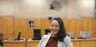 Sandy Croes e/v Kock ta un Graduado di Master di Derecho na Tilburg Universiteit: Un Logro Academico y Profesional