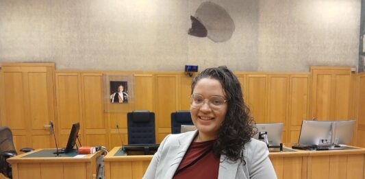 Sandy Croes e/v Kock ta un Graduado di Master di Derecho na Tilburg Universiteit: Un Logro Academico y Profesional