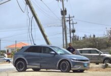 Auto a ranca palo di luz na Piedra Plat