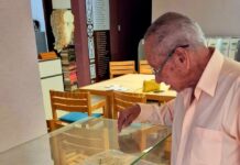Addonsito ta felicita Gregorio “Ito” Tromp cu e conversatorio na Arubiana-Caribiana
