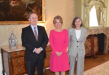 Minister Plenipotenciario Mildred Schwengle a bishita embahador di Spaña