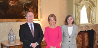 Minister Plenipotenciario Mildred Schwengle a bishita embahador di Spaña