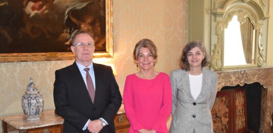 Minister Plenipotenciario Mildred Schwengle a bishita embahador di Spaña