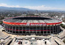 El Azteca, e tempel caminda futbol a impone regla y consagra fe den diosnan terenal