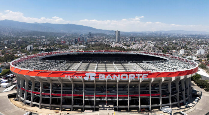El Azteca, e tempel caminda futbol a impone regla y consagra fe den diosnan terenal
