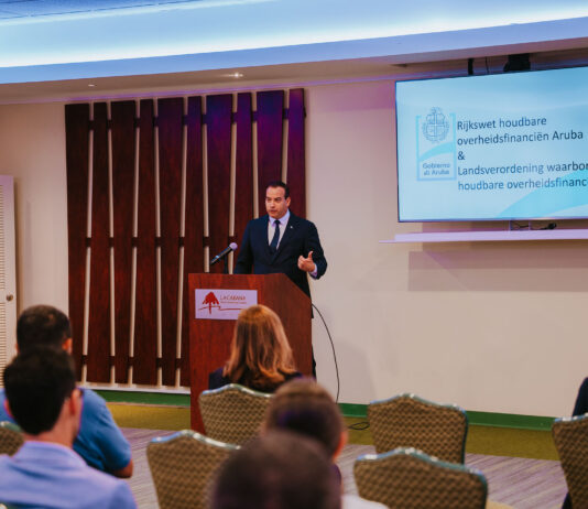 Minister Geoffrey Wever a duna presentacion di Rijkswet HOFA y Landsverordening who na AHATA cu informacion cla y dialogo habri