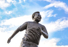 Escultura di ‘Pele’ ta inaugura na Guadalajara, enfrente di e Estadio caminda el a hunga e Mundial