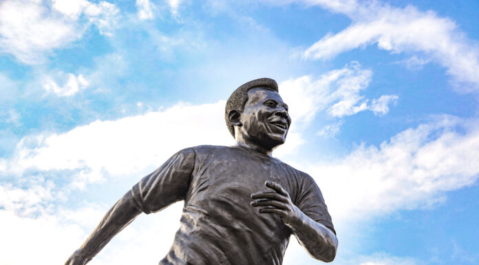 Escultura di ‘Pele’ ta inaugura na Guadalajara, enfrente di e Estadio caminda el a hunga e Mundial
