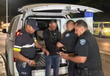 Motociclista deteni, despues cu e la hera dal hende durante evento di Meta Fit