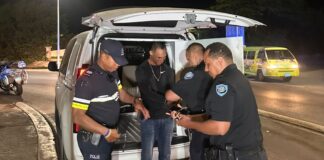 Motociclista deteni, despues cu e la hera dal hende durante evento di Meta Fit
