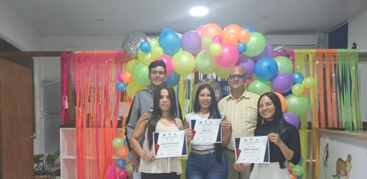 Participantenan ta ricibi nan certificado cu gran alegria: Exito rotundo den curso di Ingles Basico na Fundacion Dominicana Arubanse Juan Pablo Duarte