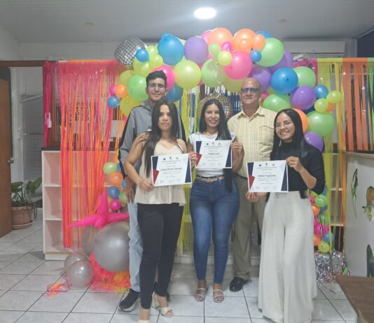 Participantenan ta ricibi nan certificado cu gran alegria: Exito rotundo den curso di Ingles Basico na Fundacion Dominicana Arubanse Juan Pablo Duarte