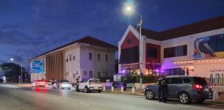 69 CHAUFFEUR A HAYA BOET PA MANEHA CU CELULAR DEN MAN DEN ORANJESTAD