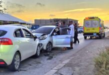 Dos auto marca Kia a dal frontal diasabra
