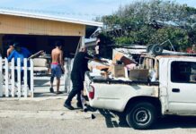 Accion di Bario den San Nicolas a sigui: Departamento y servicionan di gobierno a uni forsa pa un accion grandi di limpiesa den diferente Caya di San Nicolas