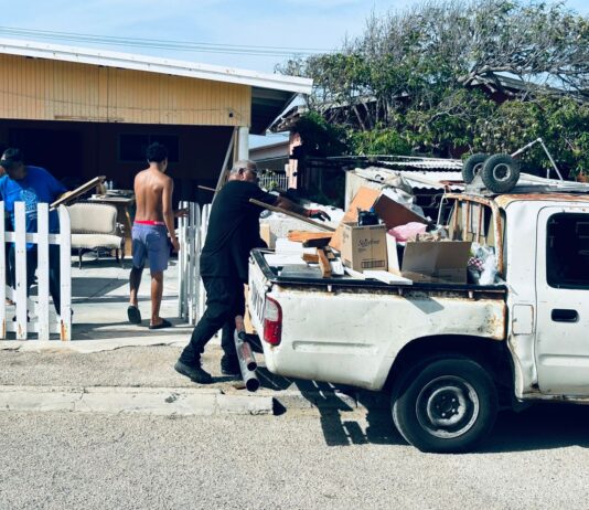 Accion di Bario den San Nicolas a sigui: Departamento y servicionan di gobierno a uni forsa pa un accion grandi di limpiesa den diferente Caya di San Nicolas