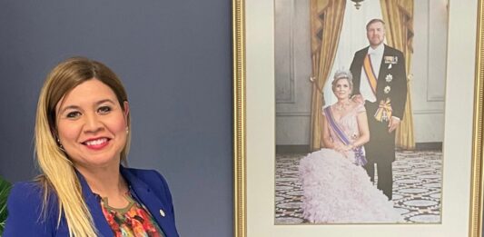 Jennifer Arends-Reyes den audiencia cu Gobernador: Bienestar di pueblo mester keda centro di tur decision