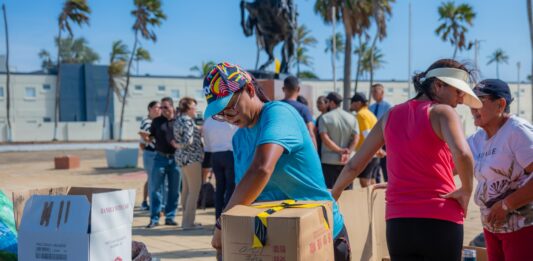 Comunidad ta uni na Plaza Simon Bolivar pa colecta ayudo pa Venezuela: Prome Minister Mike Eman ta aplaudi iniciativa di boluntario y ciudadano cu ta kier yuda esnan afecta pa e temblor fuerte