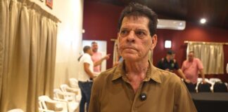 Comerciante Alex Croes durante anochi di informacion riba HOFA: âSi nos perde autonomia financiero, kico ta keda di nos Status Aparte?âÂ