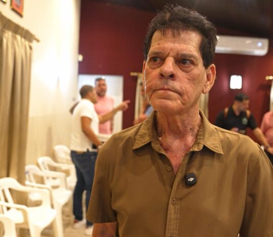 Comerciante Alex Croes durante anochi di informacion riba HOFA: “Si nos perde autonomia financiero, kico ta keda di nos Status Aparte?”
