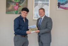 Prome Minister Mike Eman ta ricibi autor hoben Anthony Carvajal Rivera