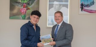 Prome Minister Mike Eman ta ricibi autor hoben Anthony Carvajal Rivera