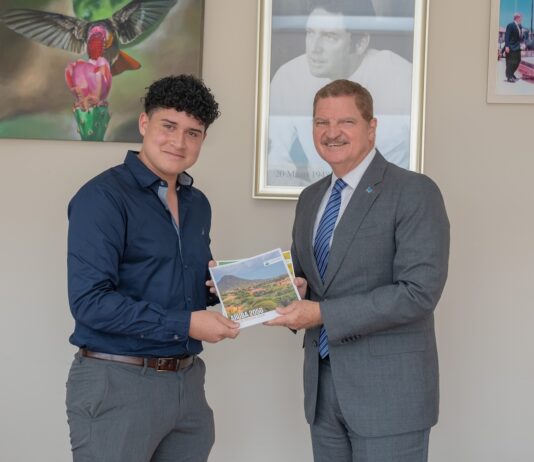 Prome Minister Mike Eman ta ricibi autor hoben Anthony Carvajal Rivera