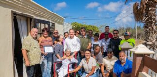 Robert Maduro a ricibi reconocimento bon mereci pa su aporte na musica y cultura di Aruba