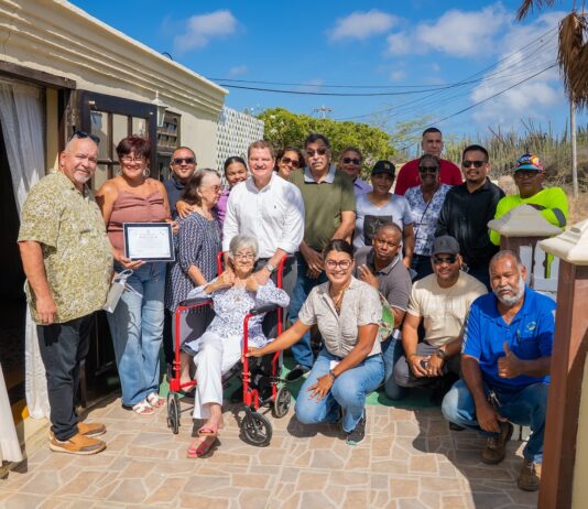 Robert Maduro a ricibi reconocimento bon mereci pa su aporte na musica y cultura di Aruba