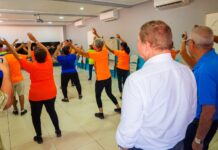 Prome Minister Mike Eman den accion di bario na Rooi Afo y Seroe Preto