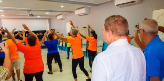 Prome Minister Mike Eman den accion di bario na Rooi Afo y Seroe Preto