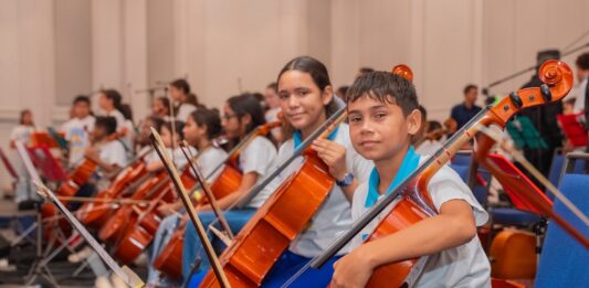 Prome Minister Mike Eman ta felicita e organisadonan: Mas di 600 mucha a mustra nan talento musical den e gran concierto di Leerorkest Aruba