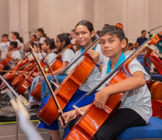 Prome Minister Mike Eman ta felicita e organisadonan: Mas di 600 mucha a mustra nan talento musical den e gran concierto di Leerorkest Aruba