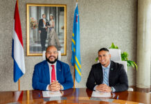 Minister Wendrick Cicilia y Minister Roderick Middelhof a firma acuerdo strategico di cooperacion turistico entre Aruba y Corsou