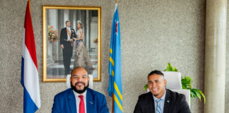 Minister Wendrick Cicilia y Minister Roderick Middelhof a firma acuerdo strategico di cooperacion turistico entre Aruba y Corsou