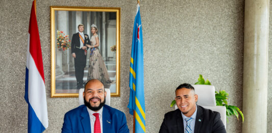 Minister Wendrick Cicilia y Minister Roderick Middelhof a firma acuerdo strategico di cooperacion turistico entre Aruba y Corsou